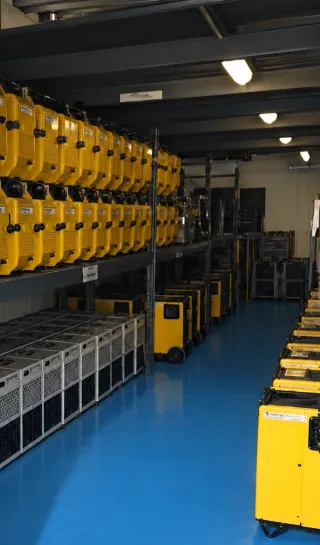 Allée centrale du parc de machines d'assèchement professionnel Solutions Après Sinistre